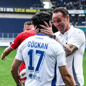 Duisburgs Trainer Dietmar Hirsch jubelt mit seinem Spieler Mert Göckan.