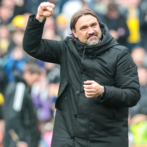 Daniel Farke jubelt mit erhobener Faust