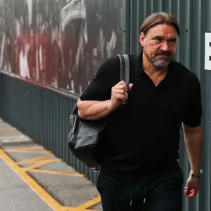 Daniel Farke mit Rücksack über der Schulter.