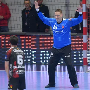 Carsten Lichtlein verteidigt sein Tor bei einem Siebenmeter