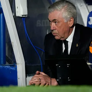 Carlo Ancelotti auf der Trainerbank mit seinem Sohn Davide Ancelotti