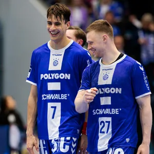 Julian Köster und Kristjan Horzen lachen