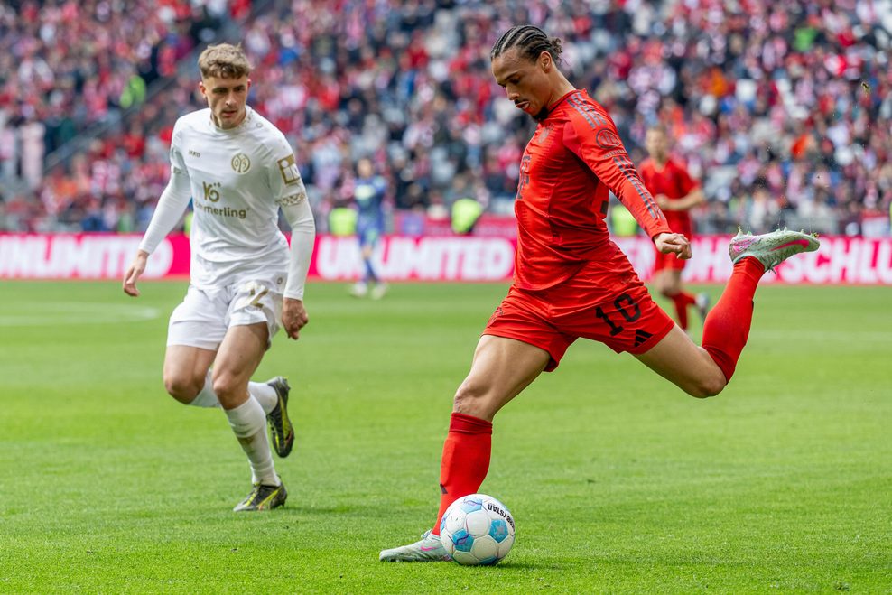 Leroy Sané schießt den Ball