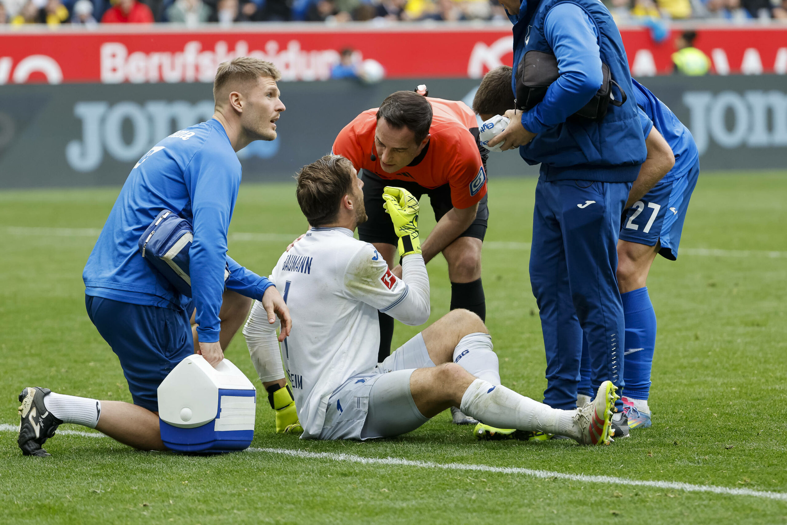 Hoffenheim-Keeper Oliver Baumann zeigt an, dass er gefoult worden ist