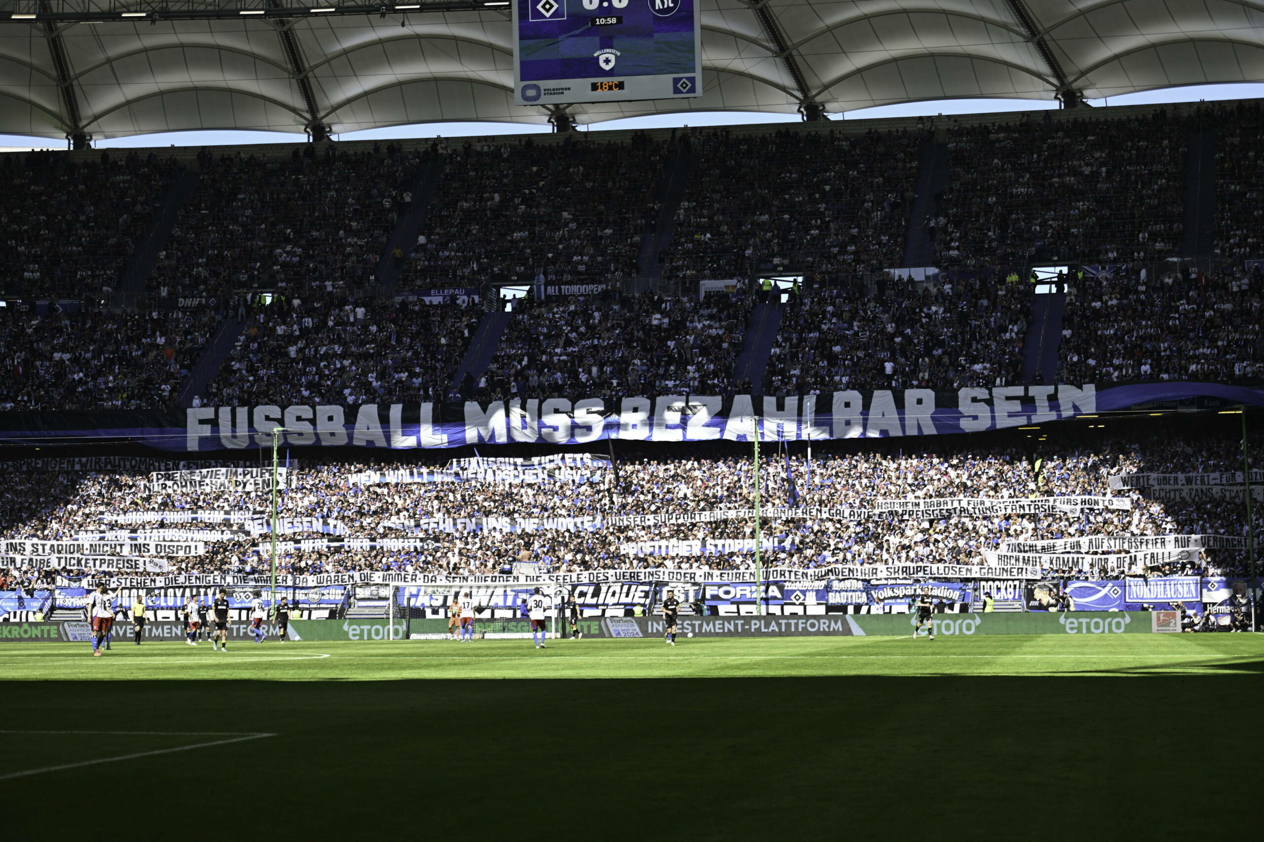 Ein Banner mit der Aufschrift „Fußball muss bezahlbar sein“ auf der Nordtribüne