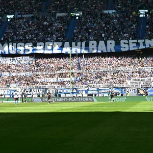 Ein Banner mit der Aufschrift „Fußball muss bezahlbar sein“ auf der Nordtribüne