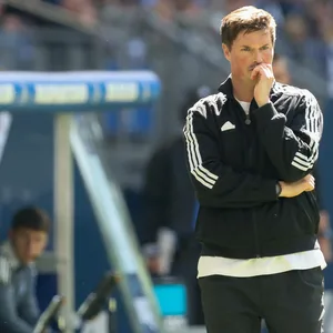 HSV-Coach Merlin Polzin guckt nachdenklich