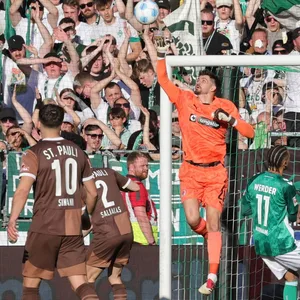 Nikola Vasilj beim 0:0 in Bremen