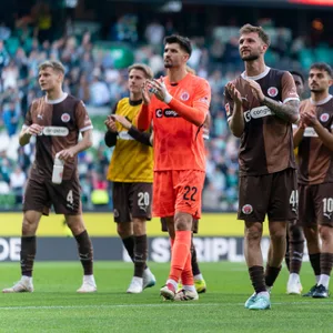 St. Pauli bedankt sich bei den mitgereisten Fans in Bremen