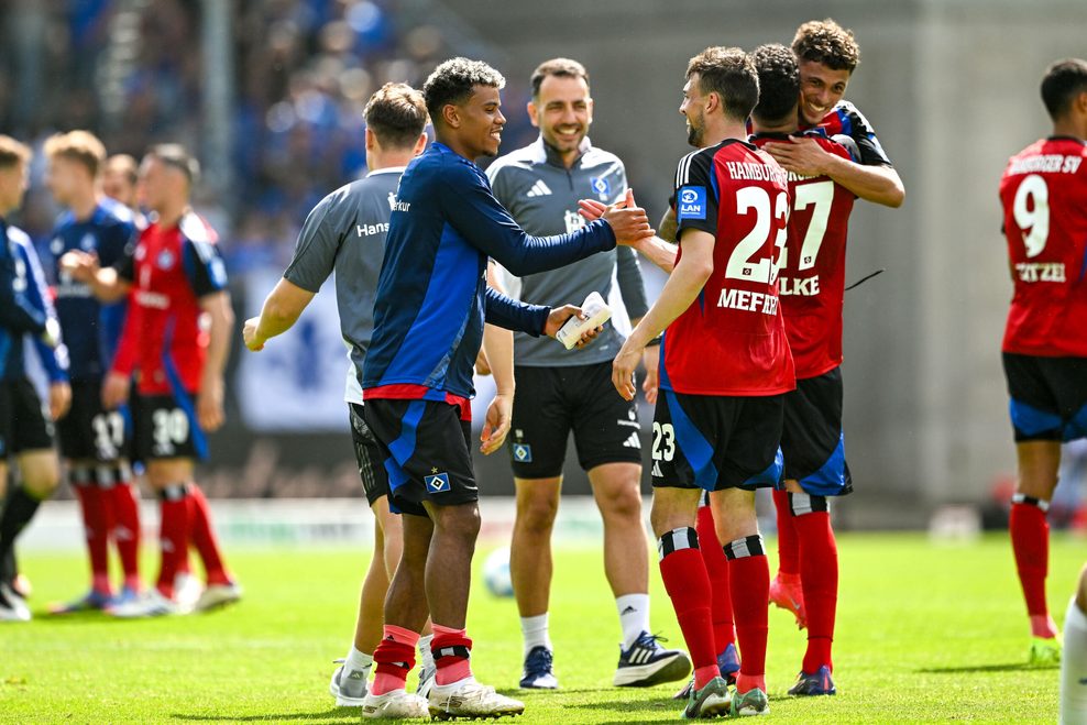 Jonas Meffert und Ransford Königsdörffer klatschen ein