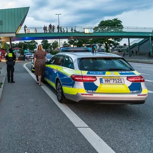 Die Polizei sucht mit allen verfügbaren Kräften nach dem verschwundenen Jungen (Symbolbild).