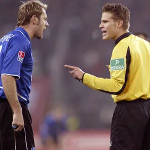Besonderes Verhältnis: 2004 leitete Felix Brych (hier mit Sergej Barbarez/l.) erstmals eine Partie des HSV.