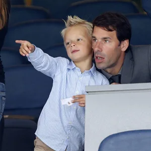 Ruud Van Nistelrooy hält seinen Sohn im Arm