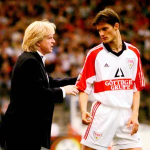 Winfried Schäfer gibt Alexander Blessin an der Seitenlinie Anweisungen