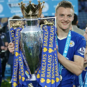 Jamie Vardy mit der Premier League Trophäe