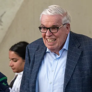 Klaus-Michael Kühne guckt angestrengt.