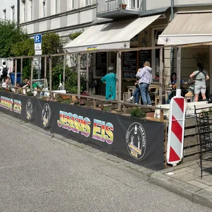 Restauranttische auf Parkplatz