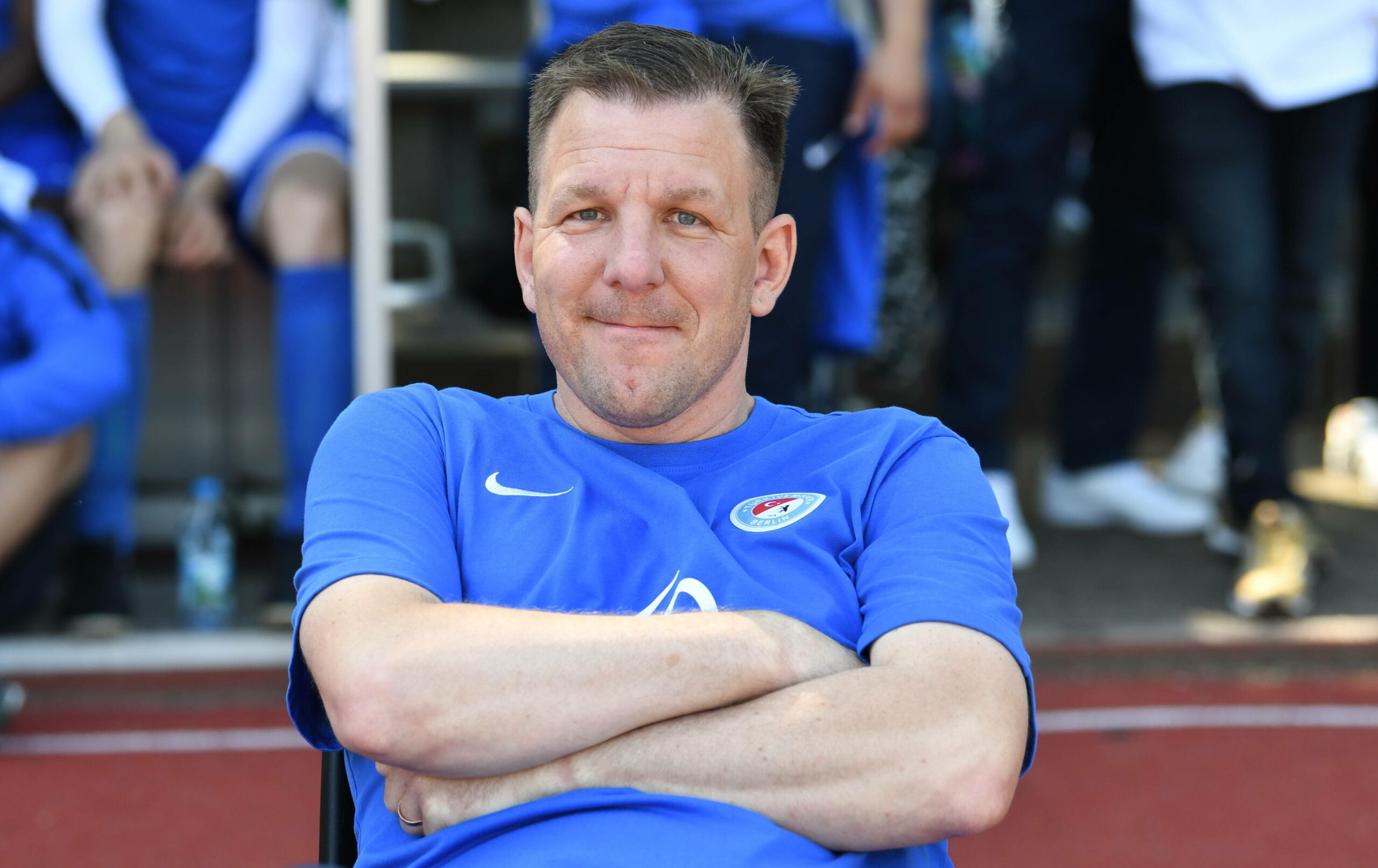 Lars Mrosko verschränkt die Arme