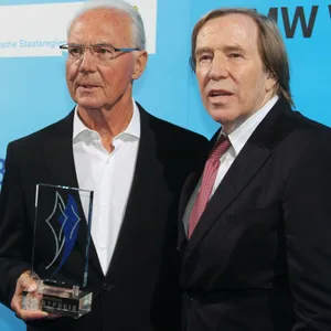 Franz Beckenbauer steht neben Günter Netze