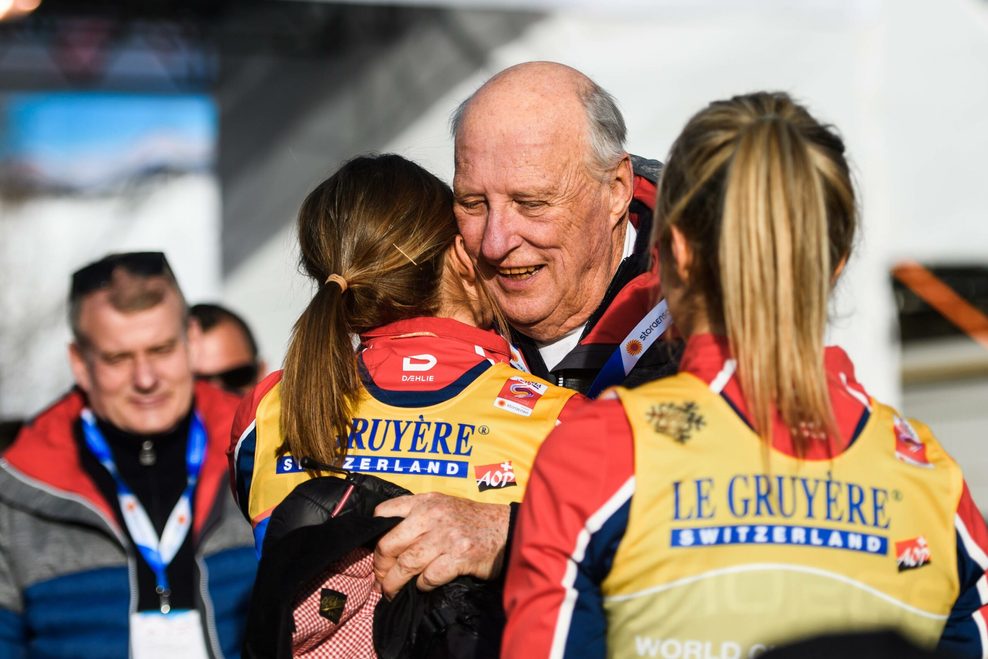 König Harald umarmt Therese Johaug