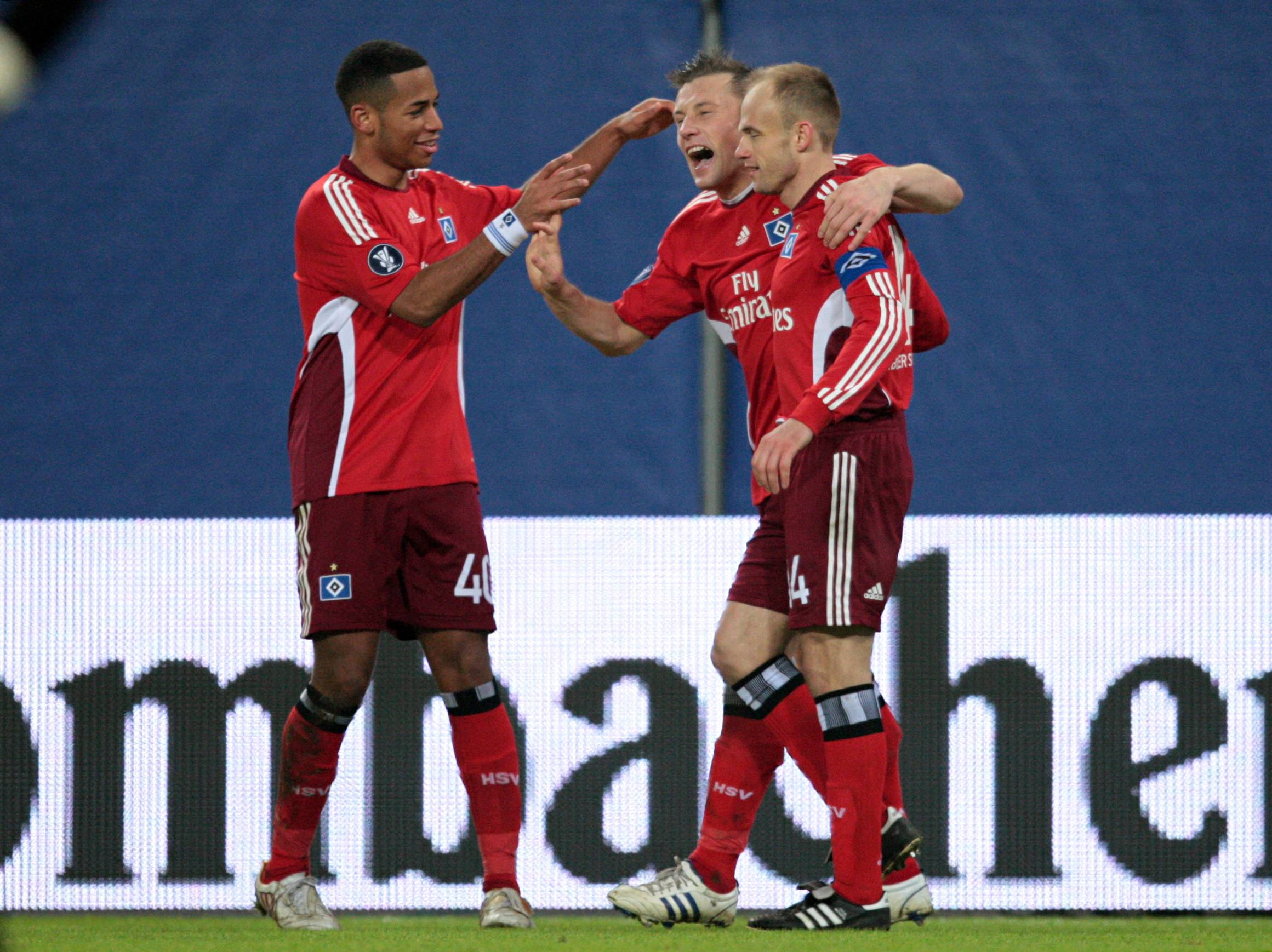 Dennis Aogo, Ivica Olic und David Jarolim umarmen sich beim Torjubel