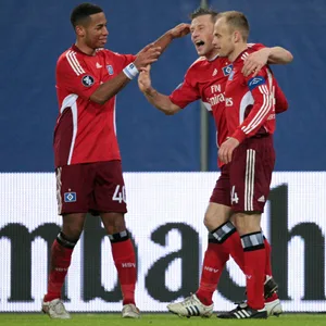 Dennis Aogo, Ivica Olic und David Jarolim umarmen sich beim Torjubel