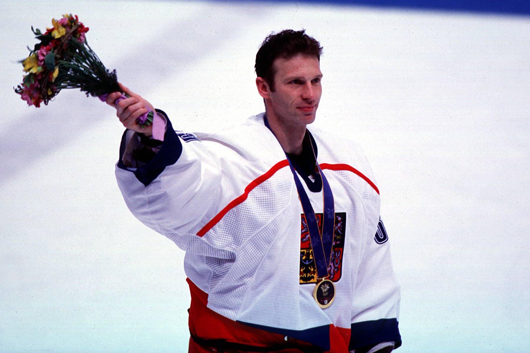 Dominik Hasek nach dem Gewinn seiner Olympischen Goldmedaille in 1998