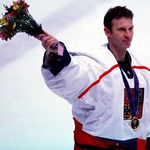 Dominik Hasek nach dem Gewinn seiner Olympischen Goldmedaille in 1998