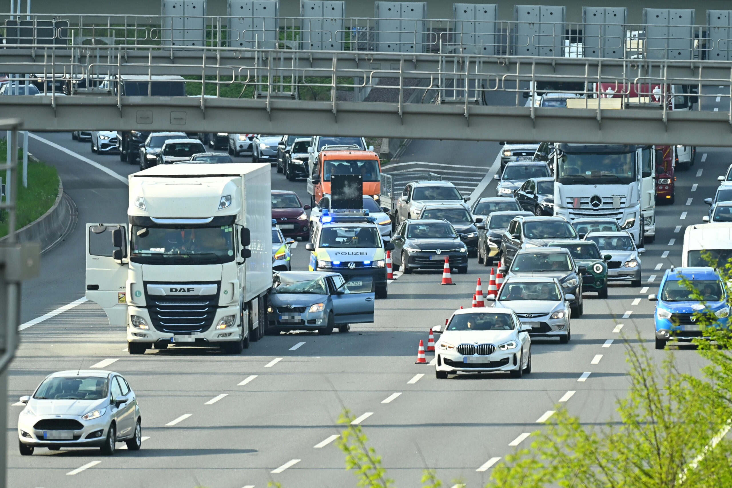 Langer Stau im Feierabendverkehr, nachdem direkt an der Zusammenführung von A23 und A7 ein Pkw auf einen Sattelzug auffuhr.
