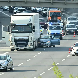 Langer Stau im Feierabendverkehr, nachdem direkt an der Zusammenführung von A23 und A7 ein Pkw auf einen Sattelzug auffuhr.
