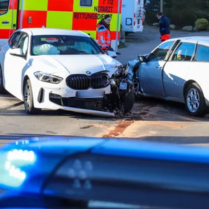 Ende einer Verfolgungsjagd: In Heiligenstedten hat ein Autofahrer einen Fahrschulwagen gerammt.