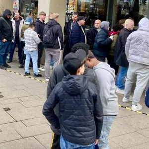 Von der Europa-Passage stehen sie bis zum Alstertor für einen Ein-Cent-Döner.