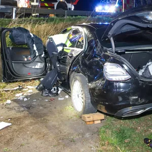 Ein Polizist begutachtet den Mercedes, mit dem der Mann die Kontrolle verlor.