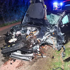 Junger Mann rast mit drei Frauen im auto gegen Brücke – vier Schwerverletzte in Pinneberg