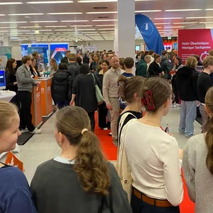 Großer Andrang bei der „ABI Zukunft“: Unter den Ausstellern sind viele Hamburger Unternehmen.