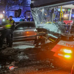 Frontalcrash zwischen Linienbus und pkw – sechs Verletzte in Wandsbek