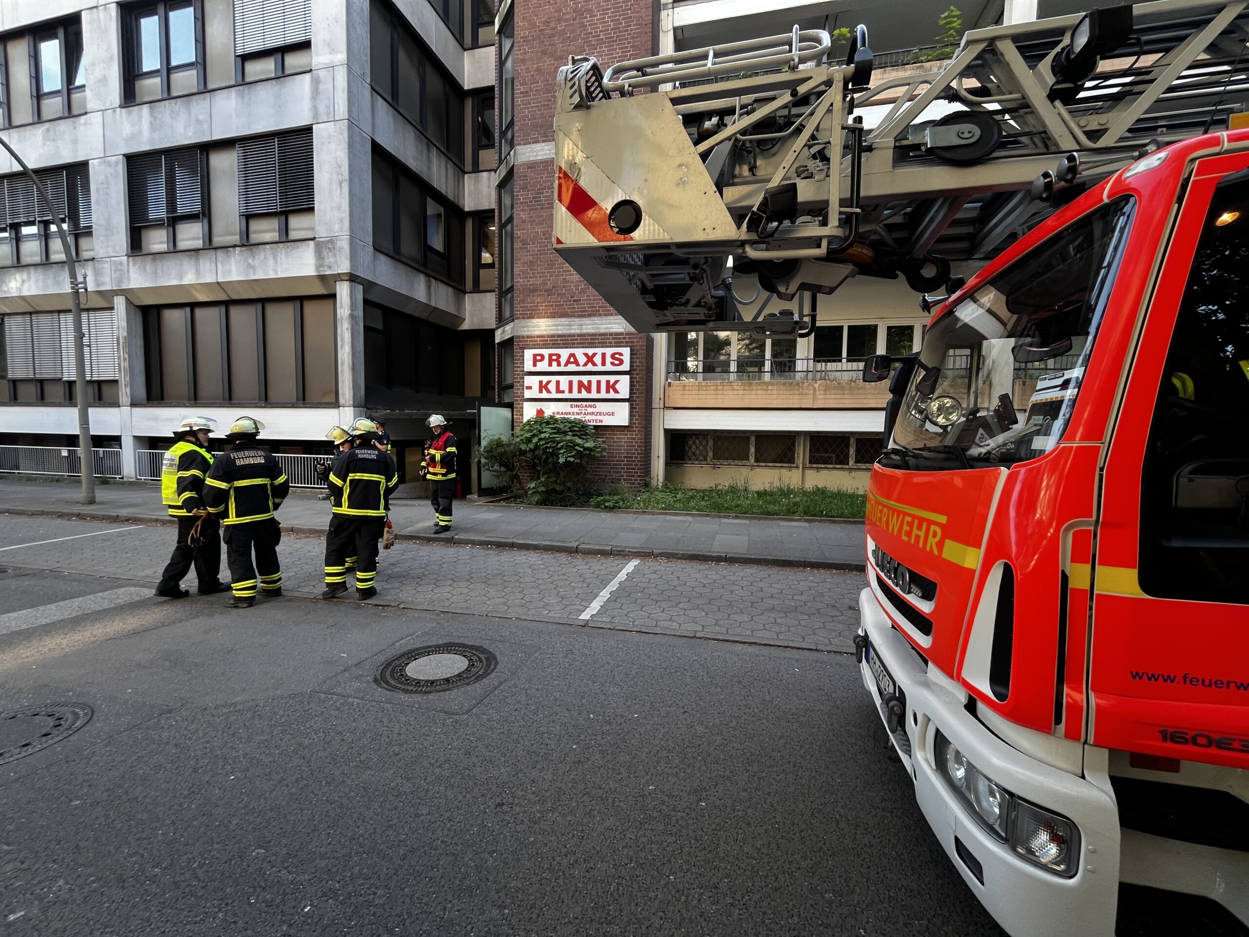 Feuerwehrleute vor dem Gebäude in der Oskar-Schlemmer-Straße.