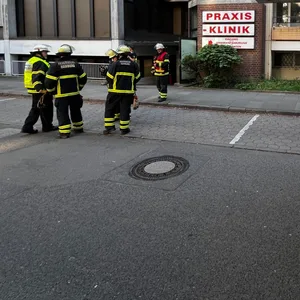 Feuerwehrleute vor dem Gebäude in der Oskar-Schlemmer-Straße.