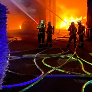 Feuerwehrkräfte bekämpfen die Flammen in Holzdorf.
