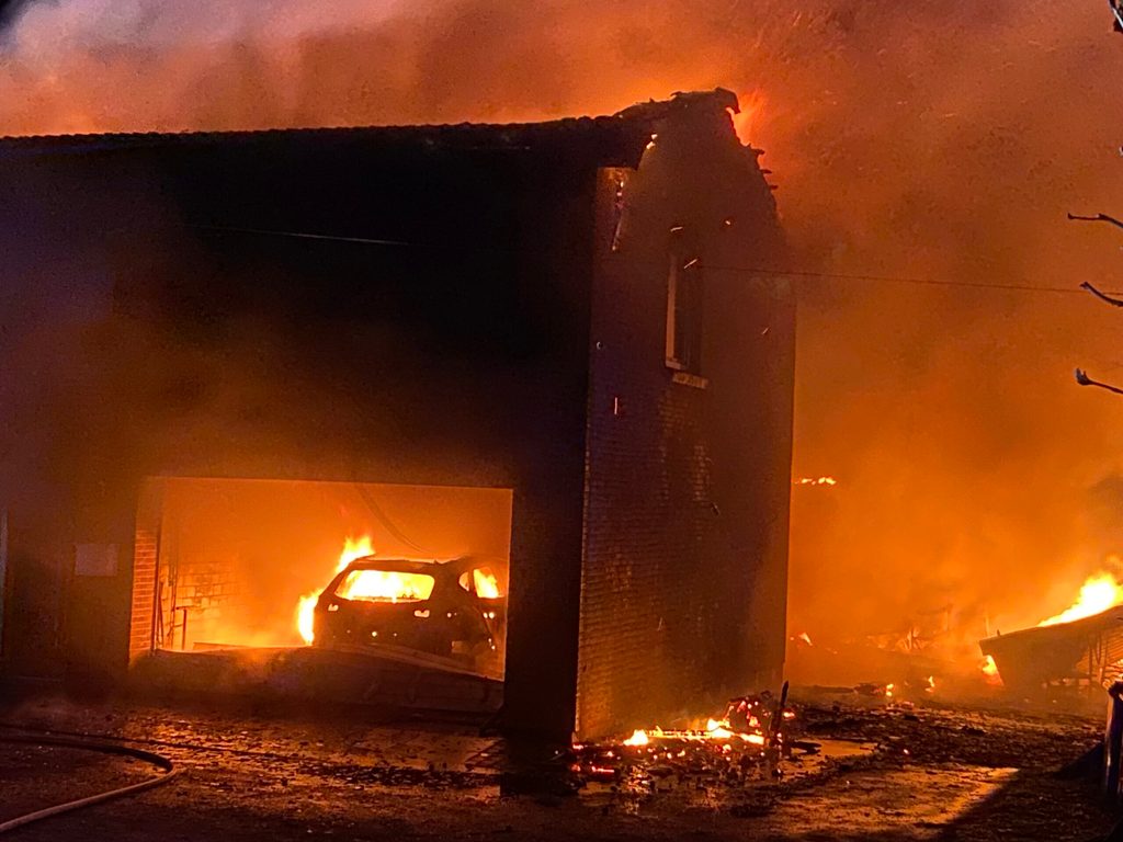 Auch ein Auto brannte komplett aus.