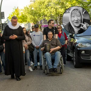 Abschied von Inge, der „Königin der Reeperbahn“: Pastor Sieghard Wilm und Inges Bruder Kevin (mit Urne) führten den Trauermarsch über den Kiez an.