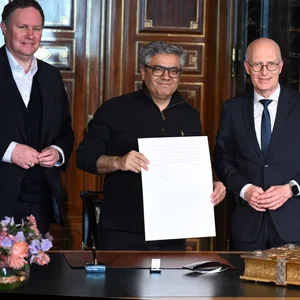 Empfang zum Eintrag ins Goldene Buch der Stadt Hamburg: Regisseur Mohammad Rasoulof (M.) mit Kultursenator Carsten Brosda (SPD, l.) und Bürgermeister Peter Tschentscher (SPD).