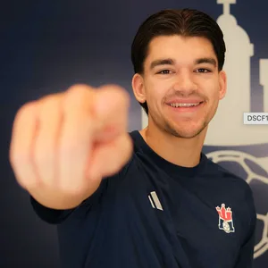 Kaj Geenen hält seinen Finger vor die Kamera