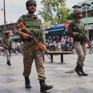 Indische paramilitärische Soldaten patrouillieren auf einem belebten Markt in Srinagar im indisch kontrollierten Kaschmir.