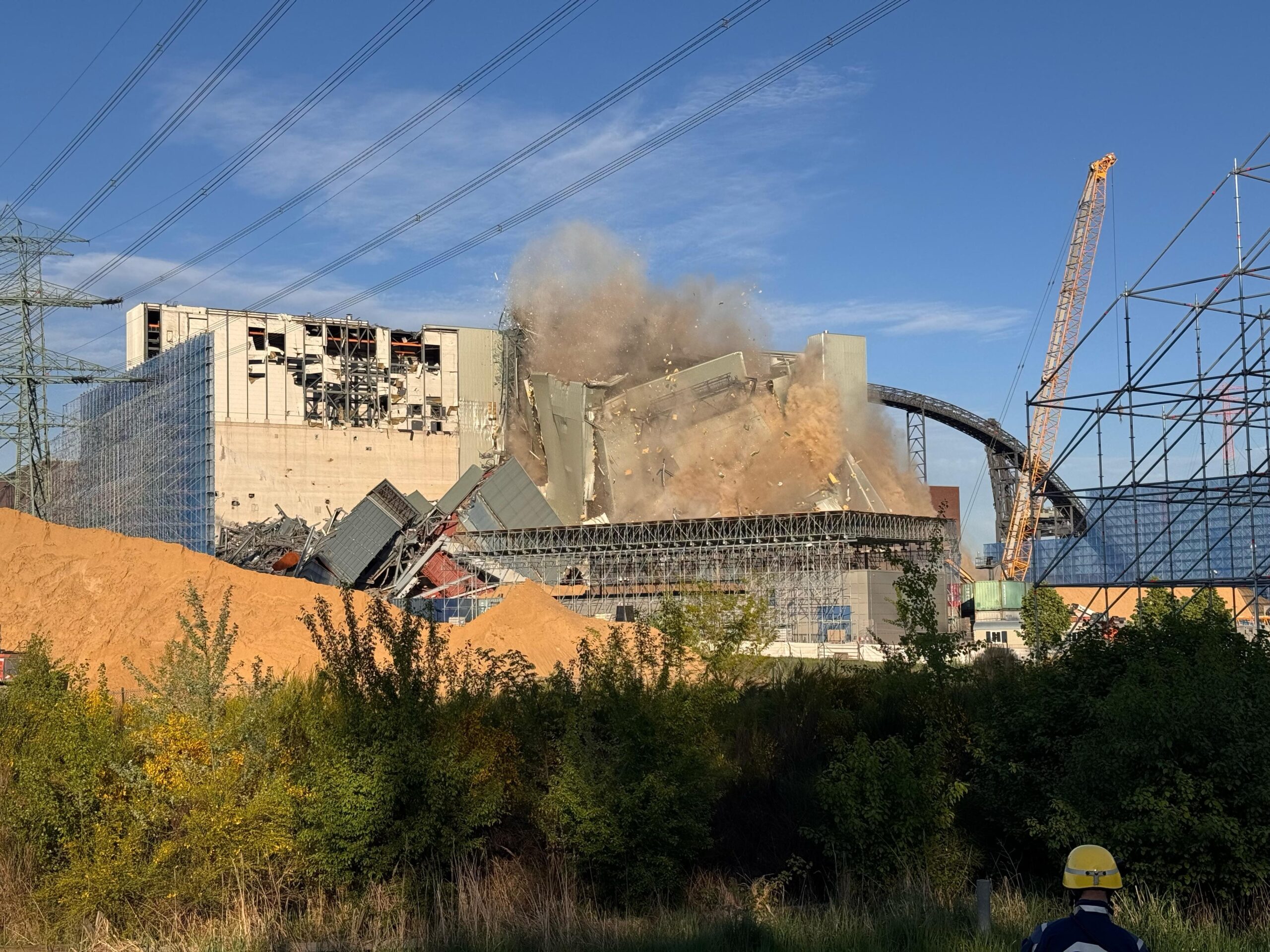 Das Kesselhaus des Kohlekraftwerks Moorburg sinkt beim zweiten Sprengversuch in sich zusammen.