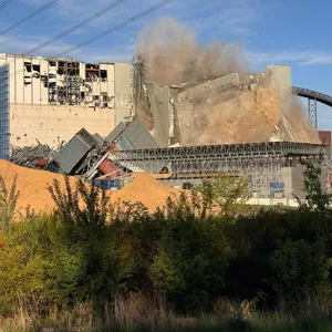 Das Kesselhaus des Kohlekraftwerks Moorburg sinkt beim zweiten Sprengversuch in sich zusammen.