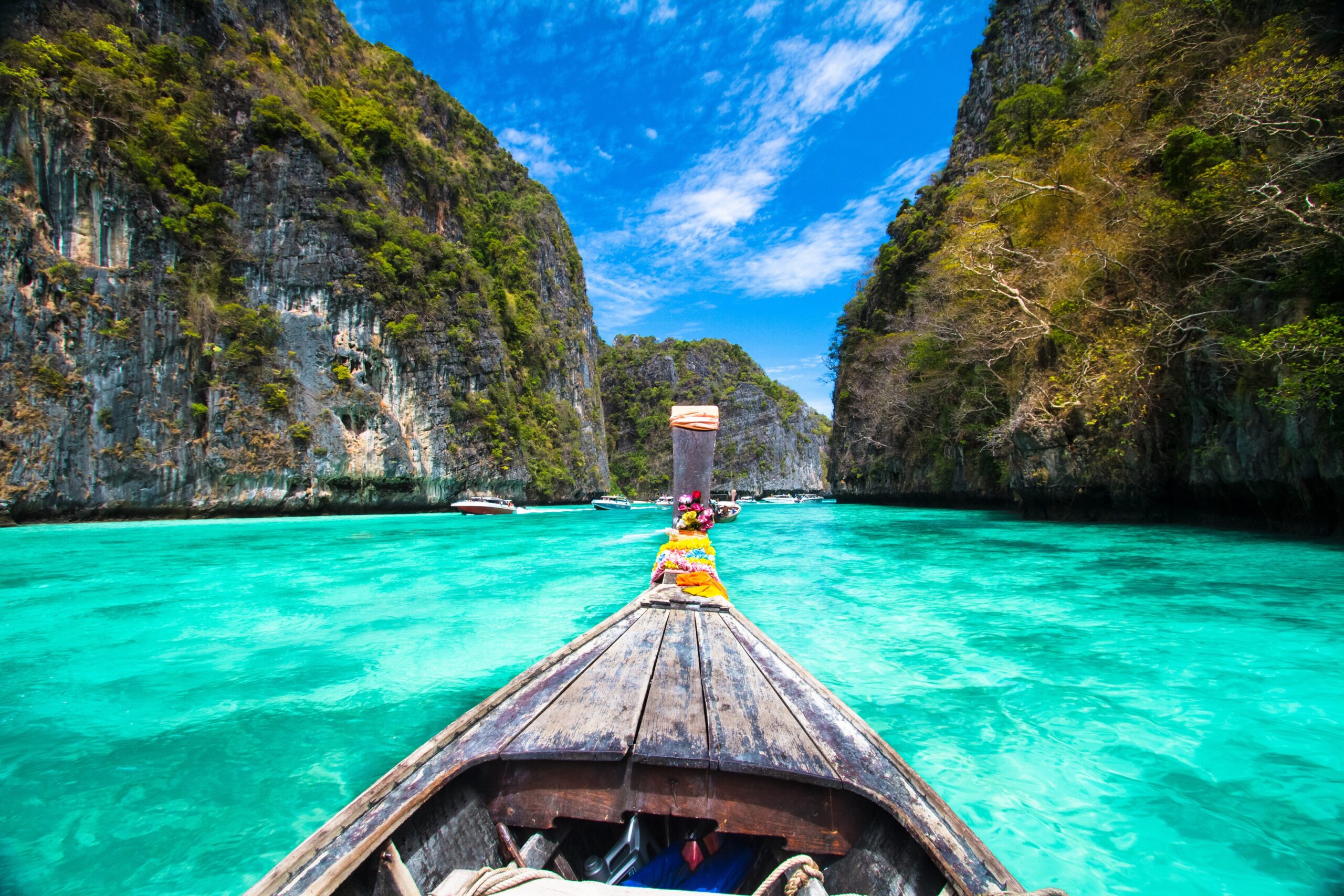 Touristenboote vor der thailändischen Insel Koh Phi Phi (Symbolbild).