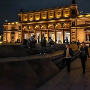 Menschen stehen abends vor der Kunsthalle