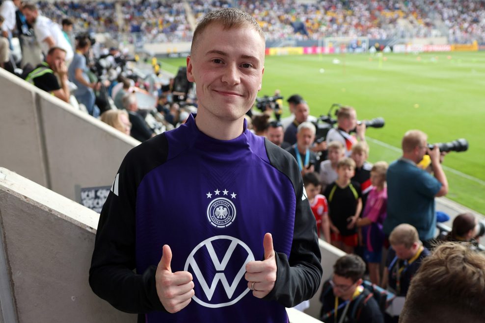Youtuber Marvin Wildhage bei einer Spaß-Aktion in Jena im Mai 2024.
