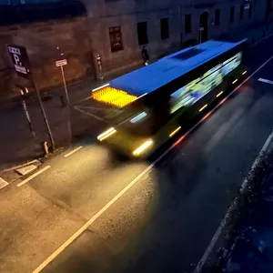Bus fährt durch dunkle Straße